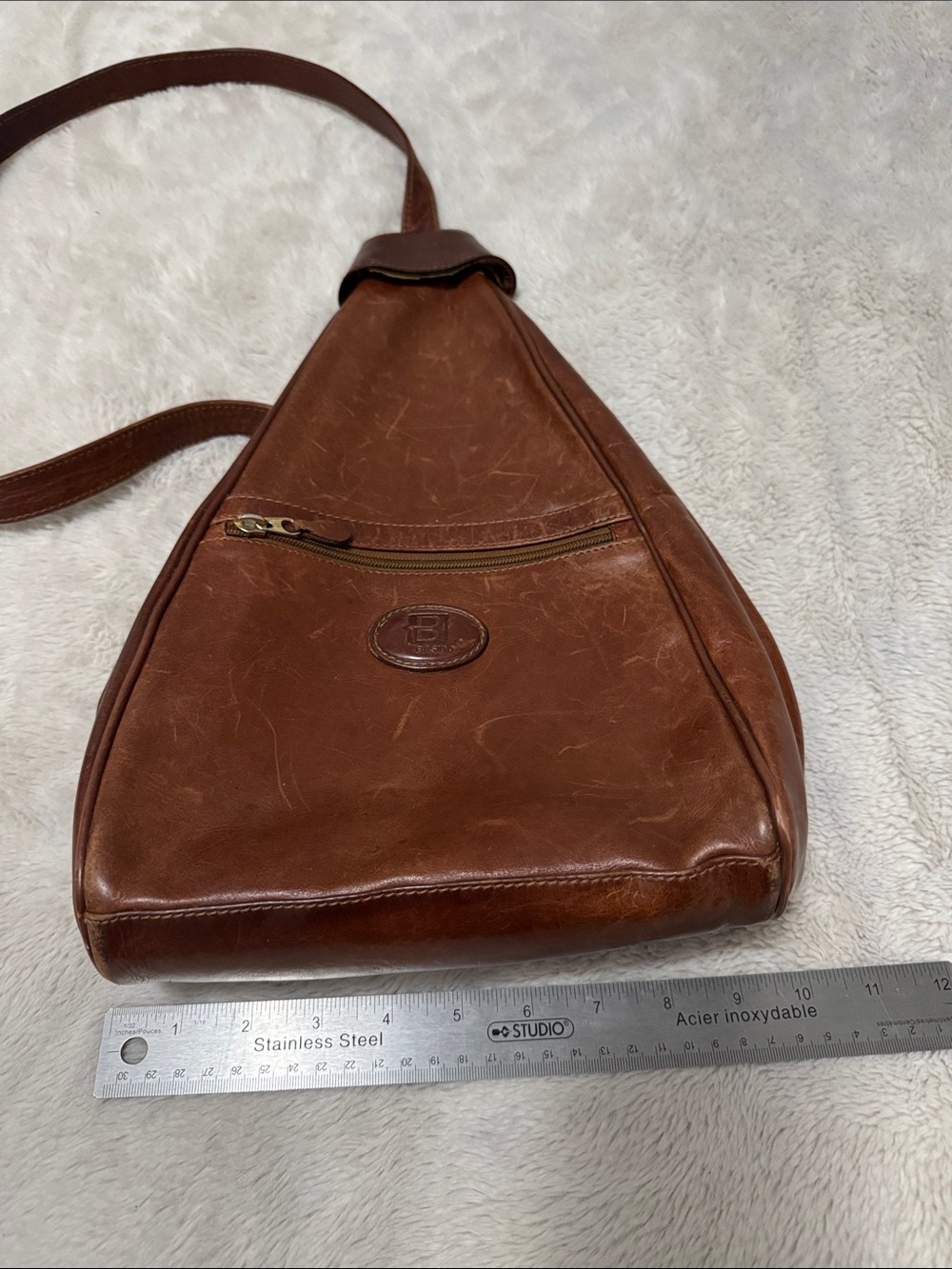 Basido | Brown Leather Sling Belt Bag - Classic Crossbody - Picture 4 of 11